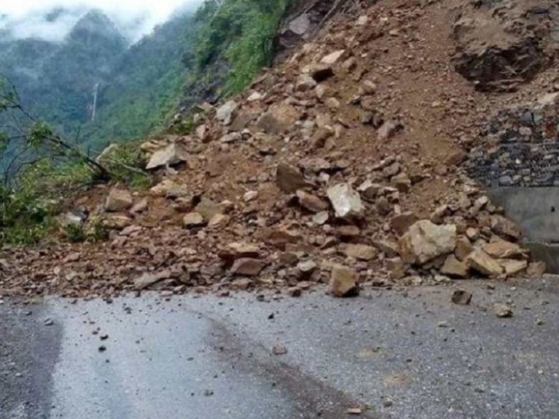 वर्षाले तीन सडक पूर्ण र १२ आंशिक अवरुद्ध